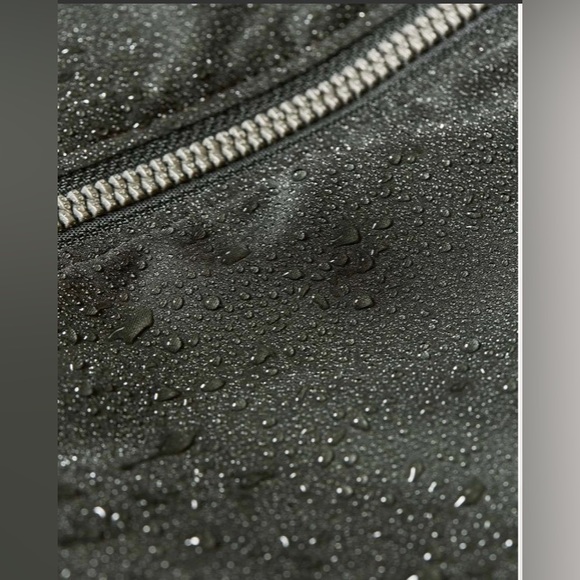 Like New Lululemon Above The Clouds Jacket-
Evergreen - Picture 2 of 6